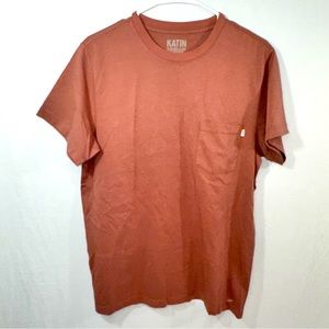 Katin Men’s Short Sleeve Pocket Tee. Dark Clay. NWT. Size Small.